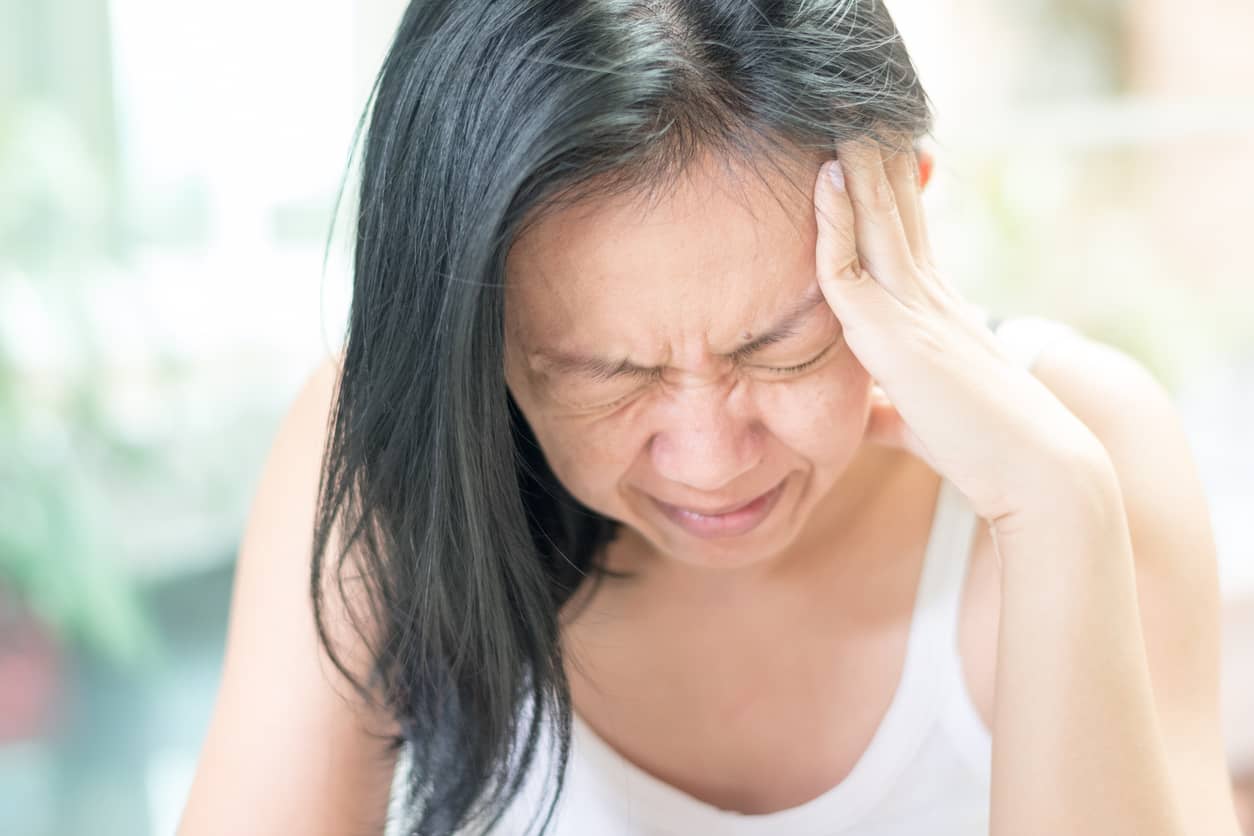 Personne présentant un mal de tête, un symptôme possible de commotion cérébrale